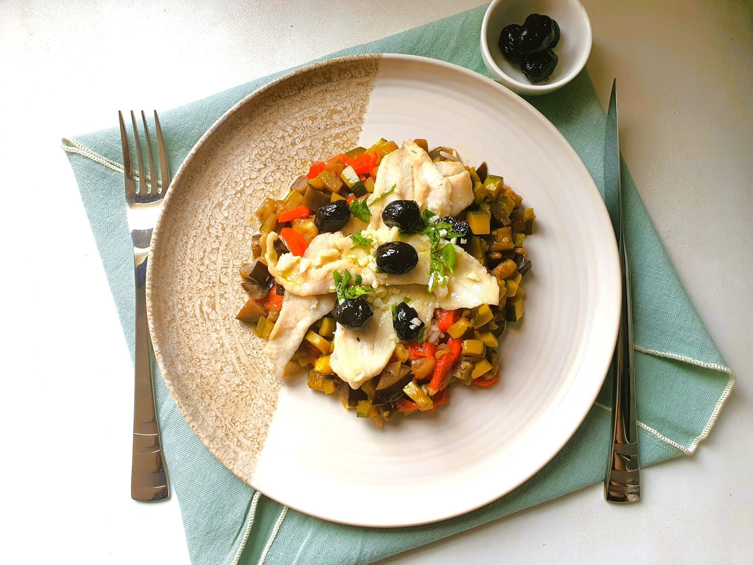 Filet de dorade au citron, légumes d’été et coulis de basilic