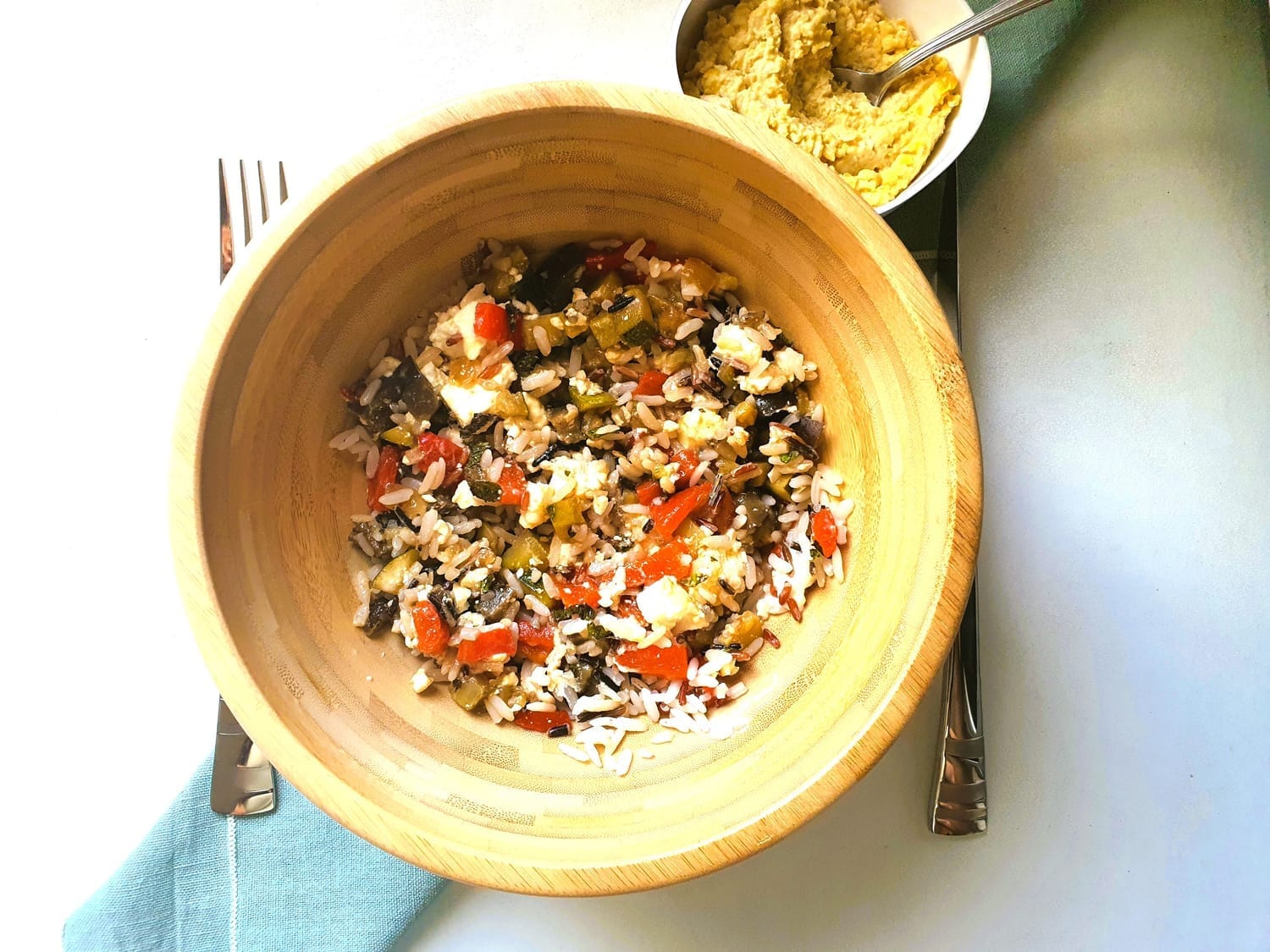 Salade de riz, légumes d’été, feta et houmous maison