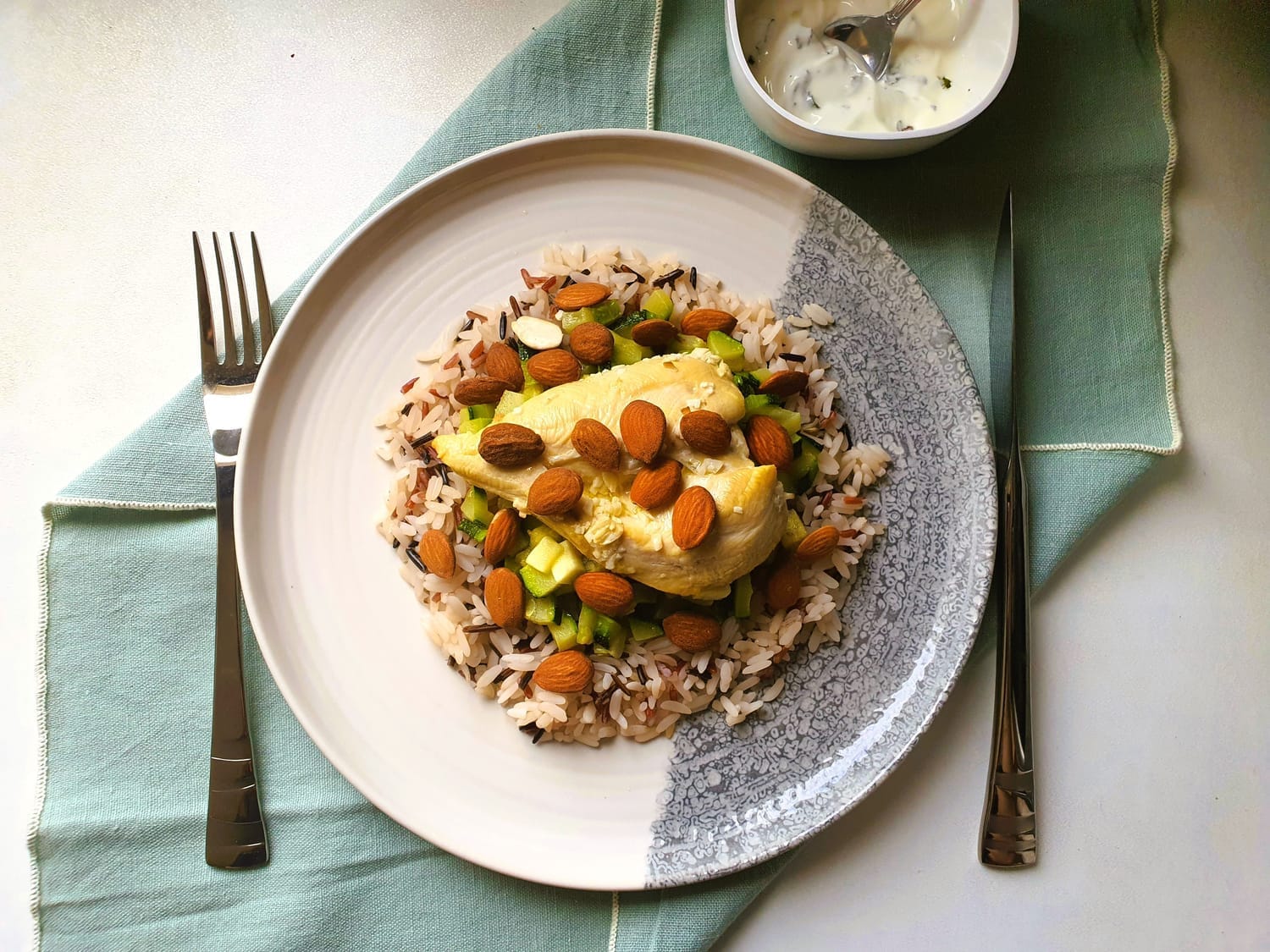 Poulet grillé sauce yaourt-menthe, riz citronné et courgettes
