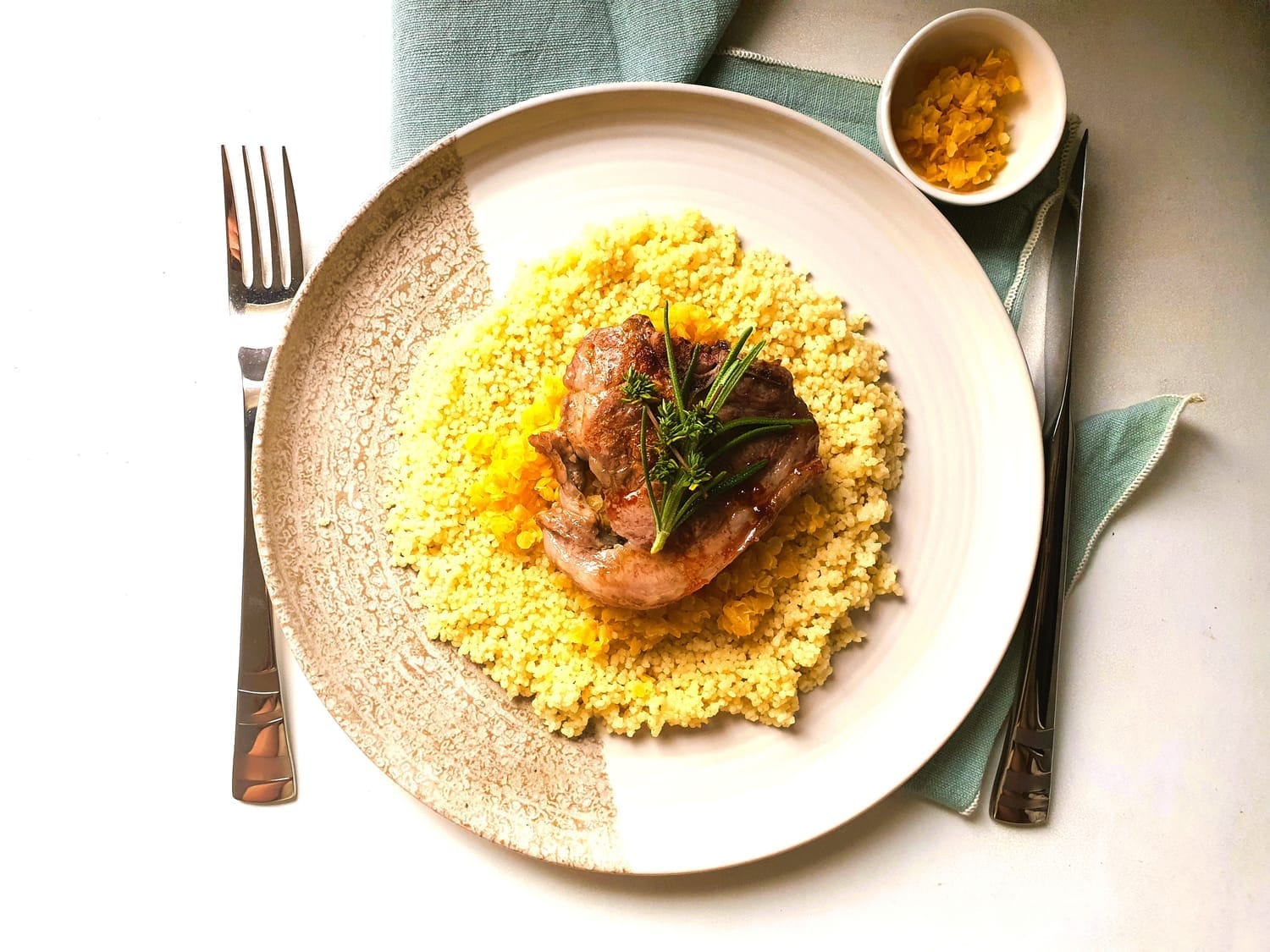 Côtes d’agneau aux épices, herbes fraîches, semoule et lentilles corail