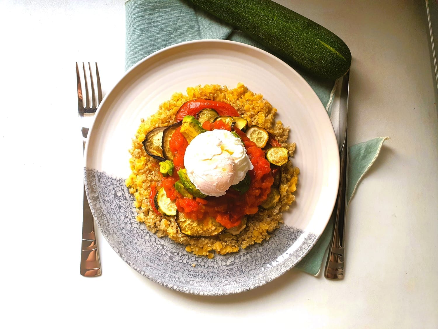 Tian de légumes, œuf poché, coulis de tomate-basilic