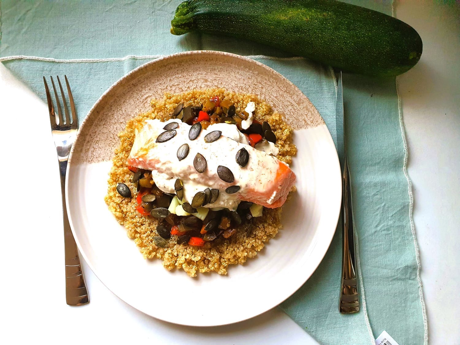 Quinoa bowl au saumon grillé, légumes d’été et crème citron-aneth