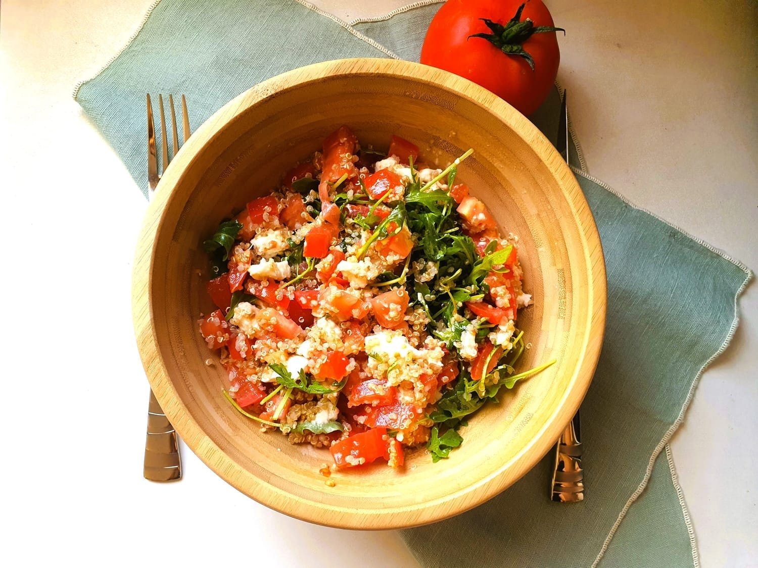 Salade estivale tomate-mozzarella et vinaigrette au basilic