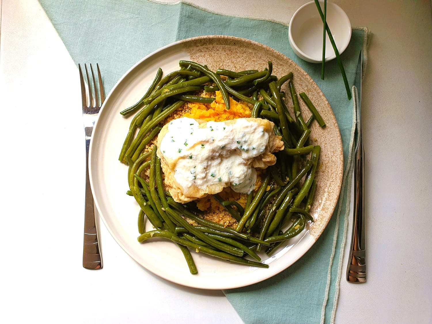 Poulet grillé, légumes d'été et crème citron-ciboulette