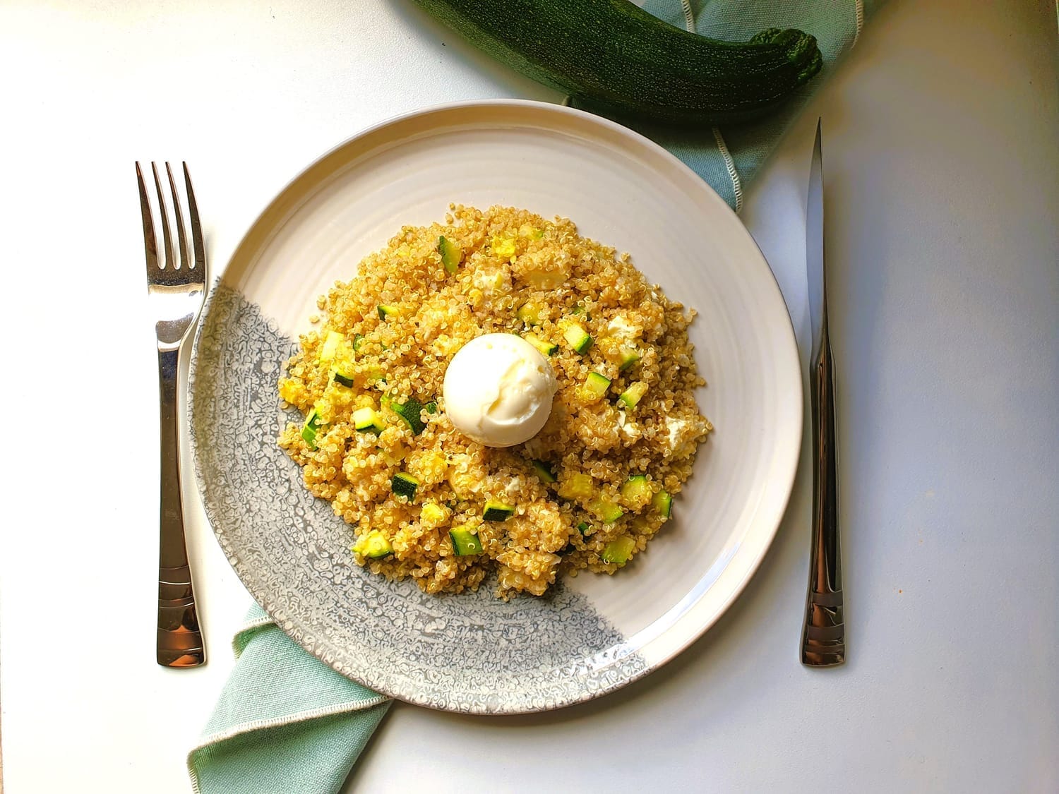 Quinoa sauté aux courgettes, oeufs mollets et feta