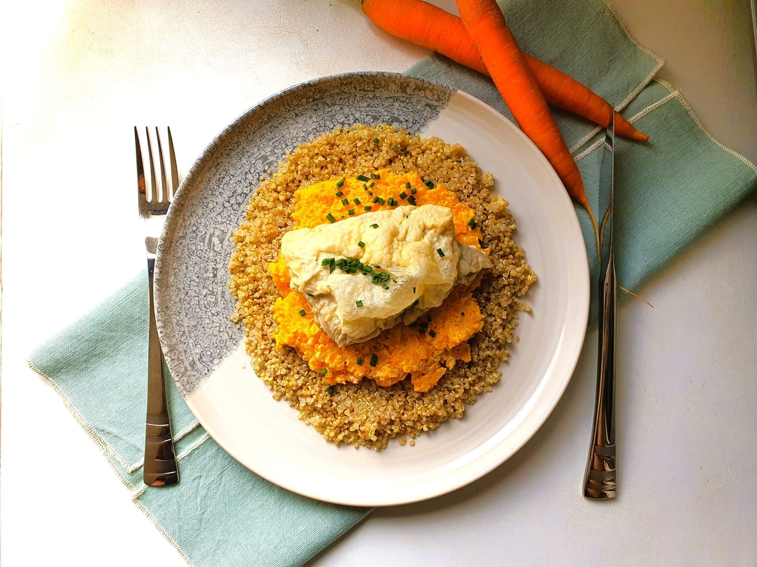 Poulet mariné, purée de carottes au cumin doux et quinoa