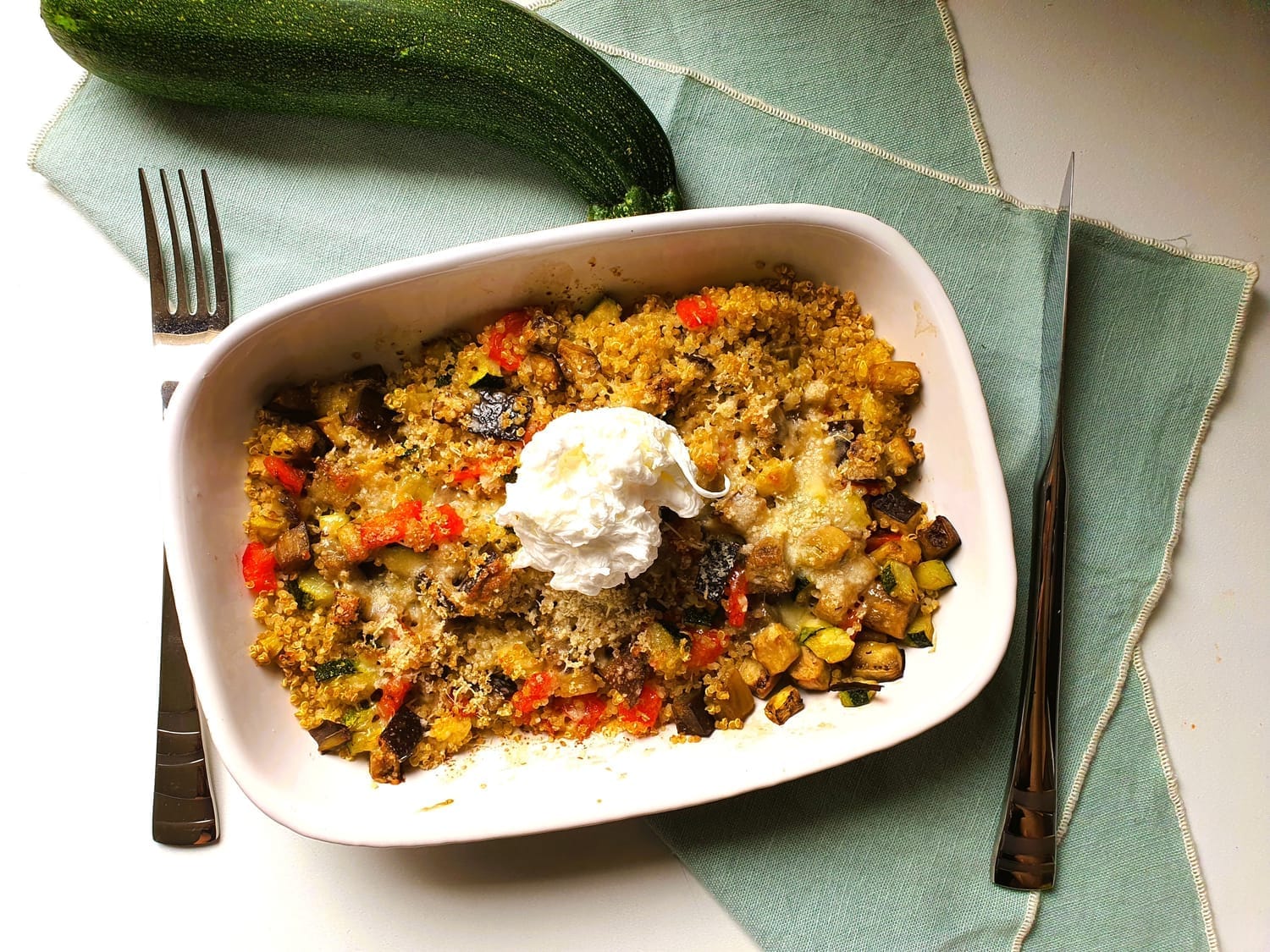 Gratin de légumes, œufs pochés et crème aux fines herbes