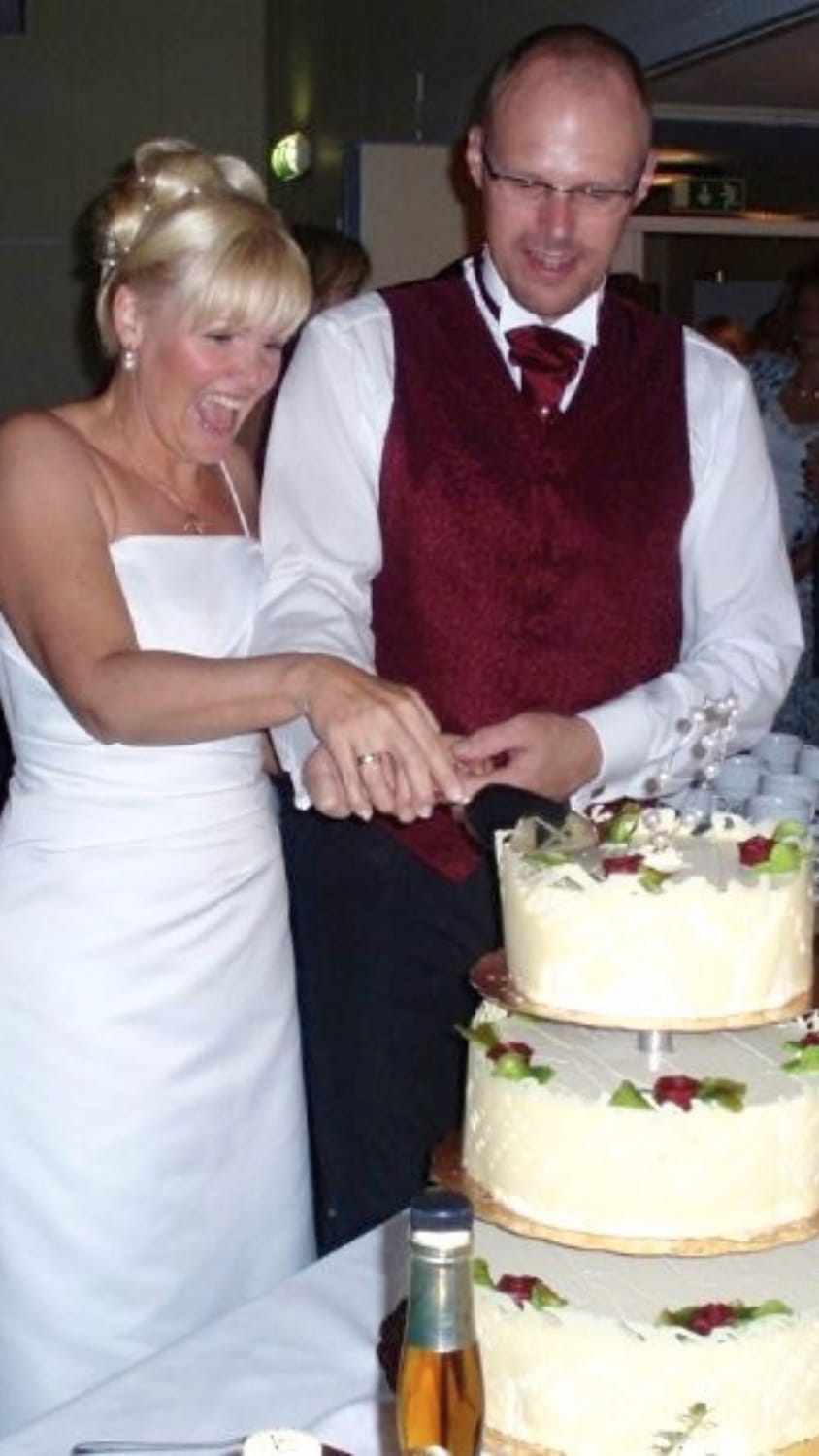 Pernilla and Håkan happily cutting their wedding cake 2007.