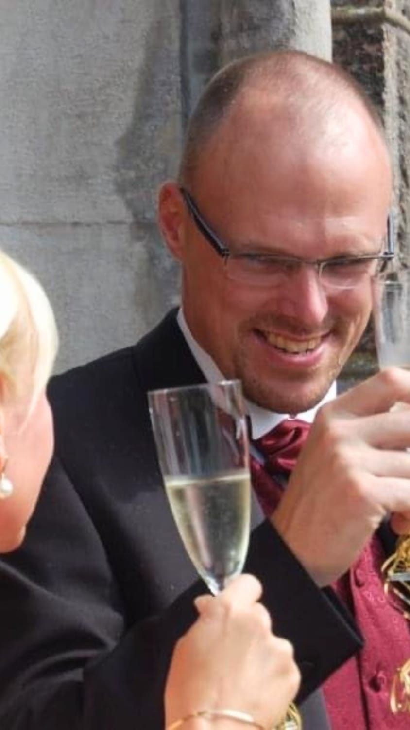 Pernilla and Håkan cheering outside the church after their wedding ceremony in 2007.