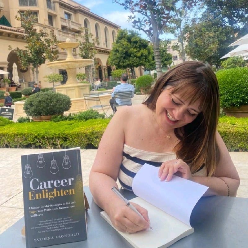 Autora publicada. Sus libros son inspiración y guía para crecer conectado contigo.