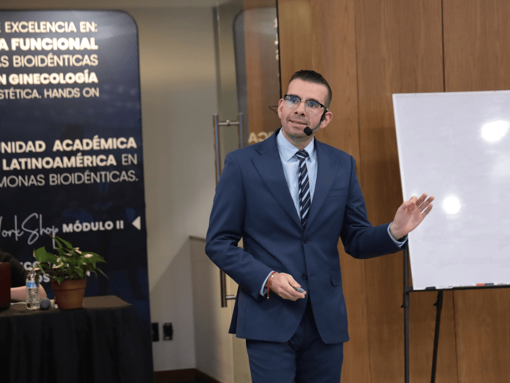 Médicos tomando notas en el workshop Viefem