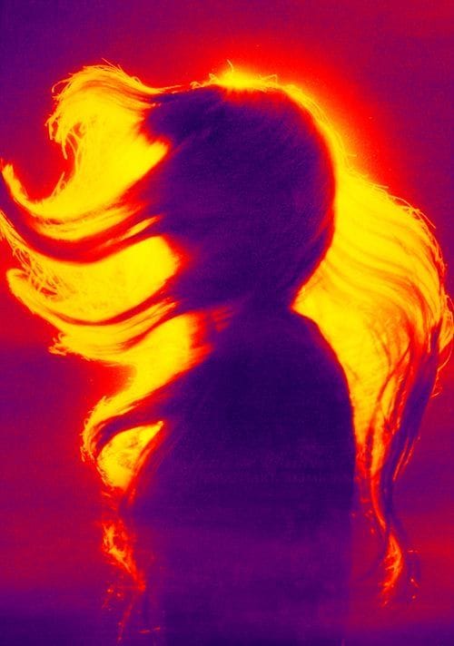 Silueta femenina en gesto de apertura y expansión, referencia visual de ENSACRADA