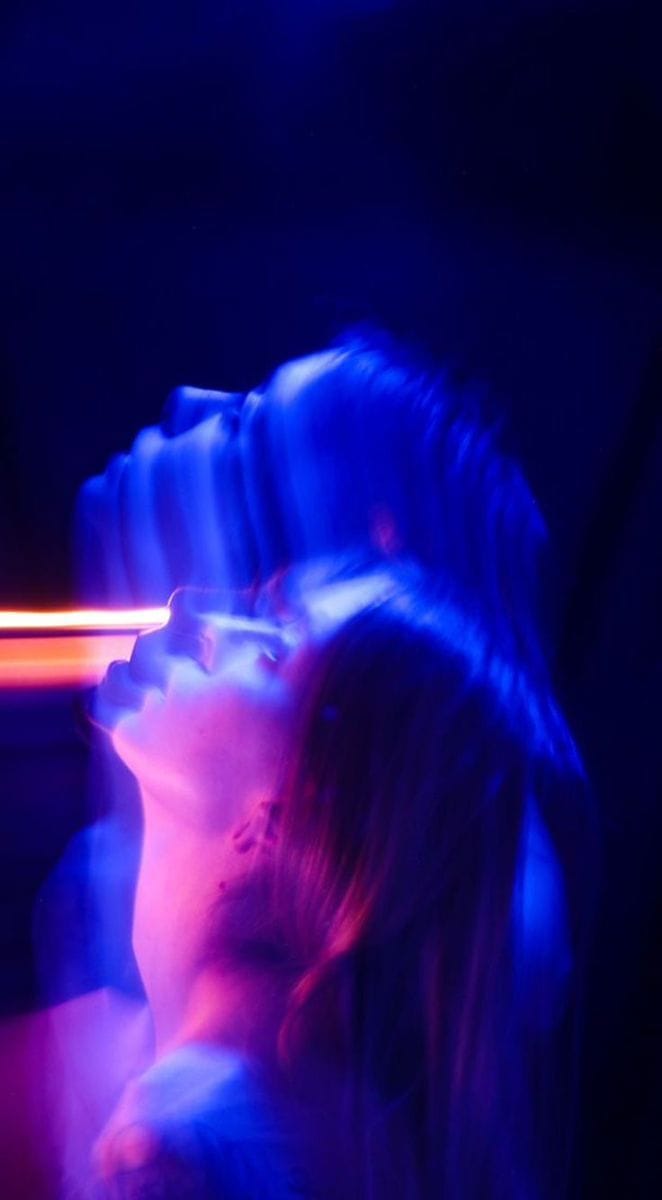 Doble exposición de perfil femenino en luz azul y cálida, referencia visual de ENSACRADA