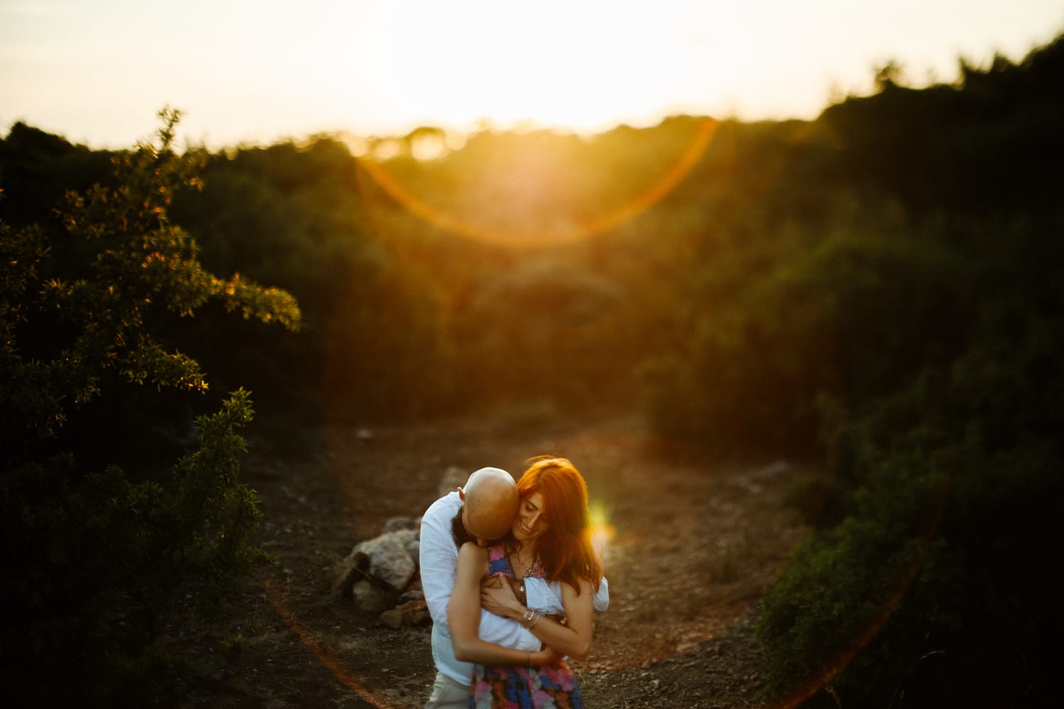 Couple avec émotion sous une lumière naturelle du soleil
