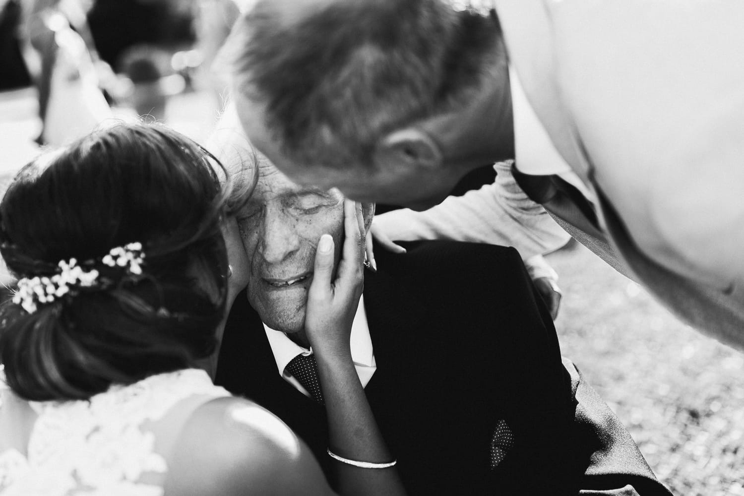 mariée embrasse son grand père émotion mariage