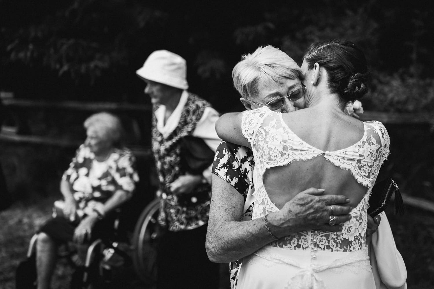 mariée embrasse son grand père émotion mariage