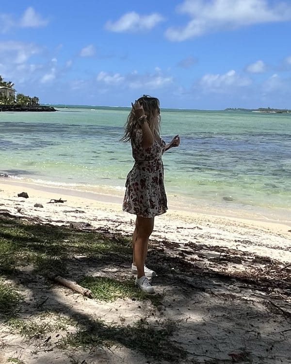 En una playa de aguas turquesas, trabajando desde donde quiero