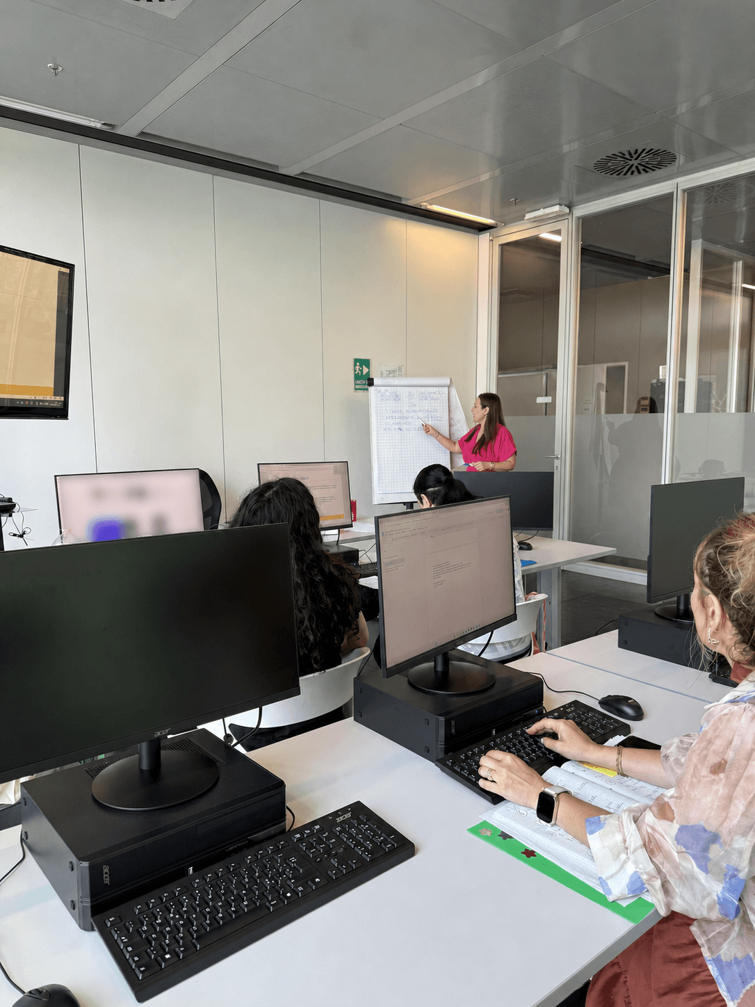 Gloria durante una lezione di diritto del lavoro alla lavagna
