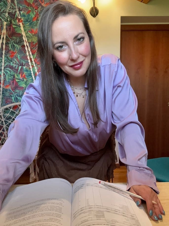 Gloria Masiero appoggiata a un libro aperto