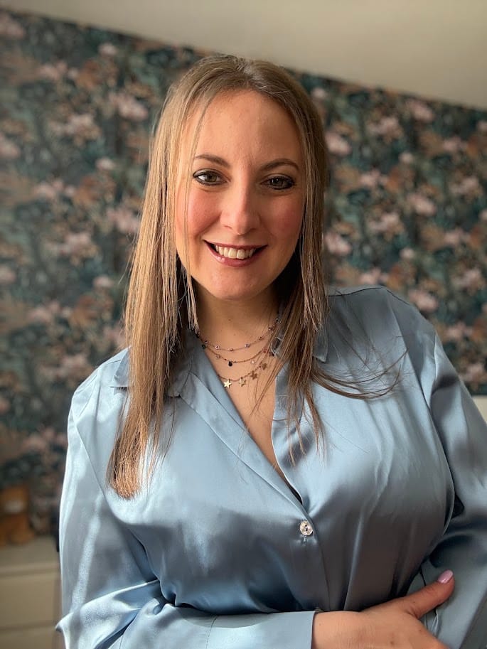 Gloria Masiero sorridente, con una camicia azzurra