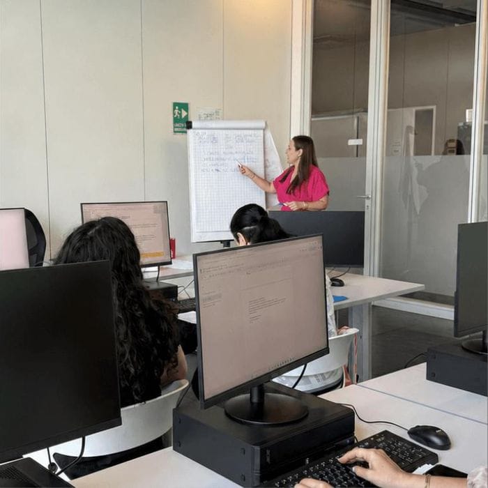 Gloria durante una lezione, studenti al pc
