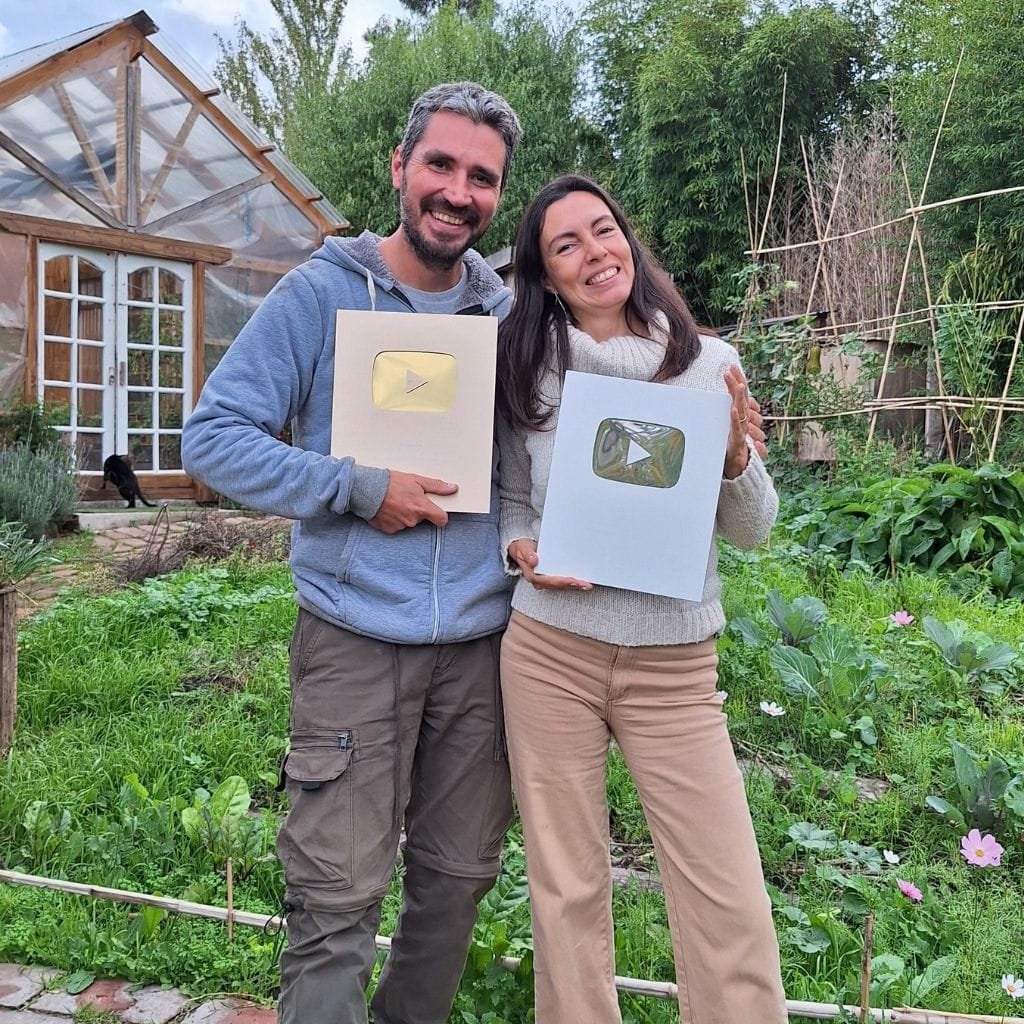 Aldana y Martín con las placas de reconocimiento de YouTube