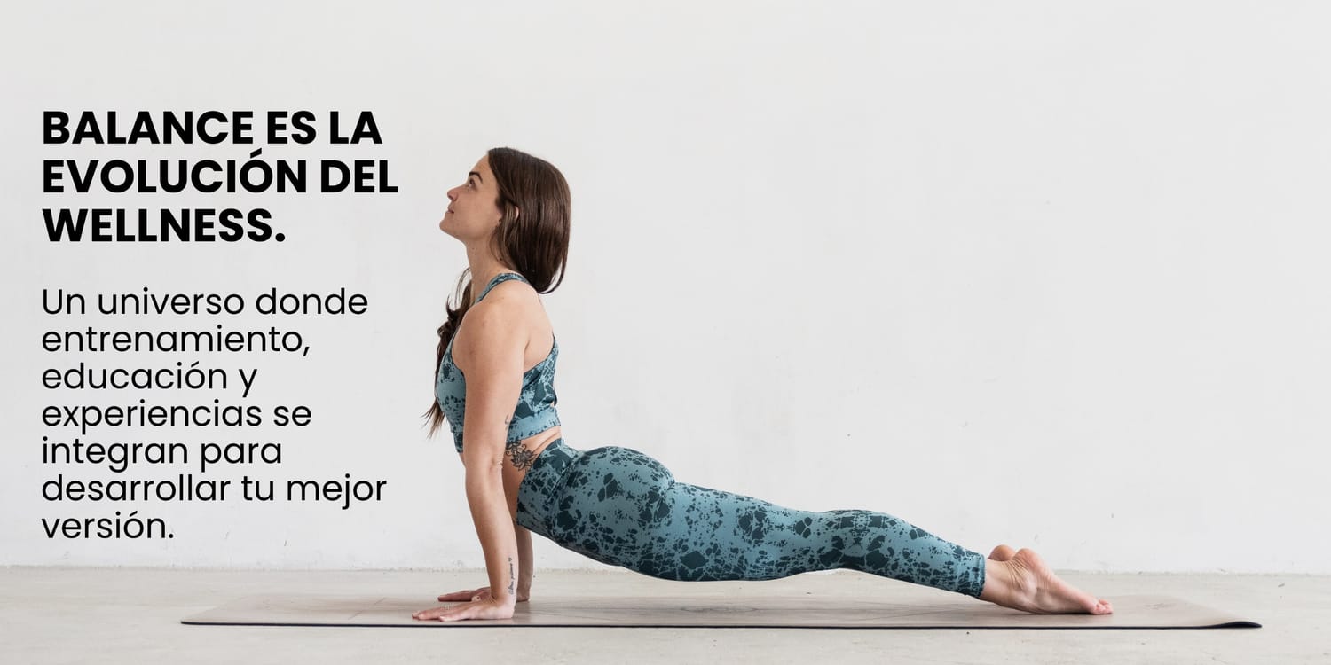 Instructora de yoga brindando clases Instructora de Yoga haciéndo una pose de Yoga Alumnas de Yoga tomando una clase de Yoga Instructora de Yoga Brindando un curso de Formación de Yoga Online