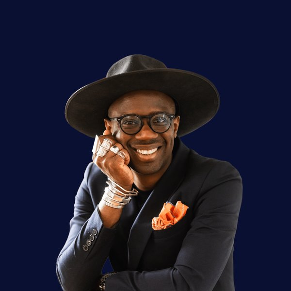 Steves Hounkponou, chapeau noir et pochette orange