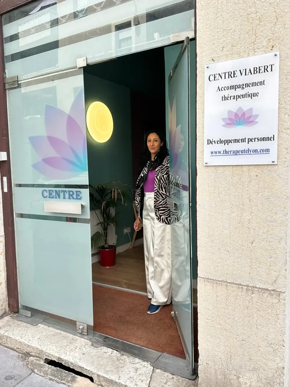 Amale Essalette à l’entrée du Centre Viabert