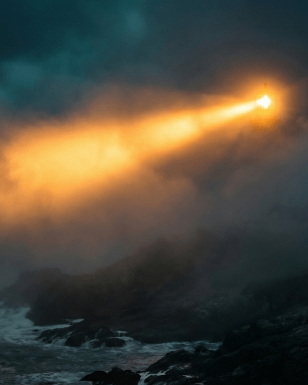 Phare perçant la brume - Accompagnement stratégique à Vannes, Lorient et Nantes