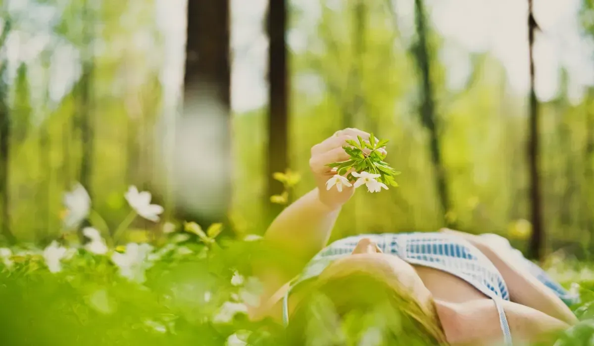 Woman practicing mindfulness to reduce IBS symptoms