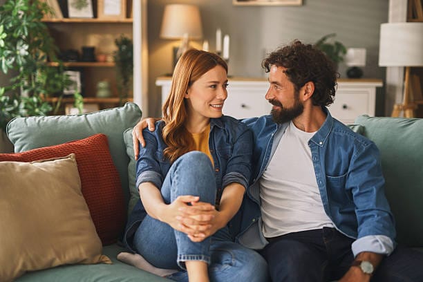 Couple qui communique avec sérénité