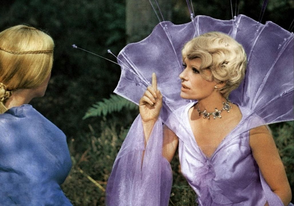 Delphine Seyrig en fée marraine dans Peau d'Âne, film musical français avec vocabulaire soutenu