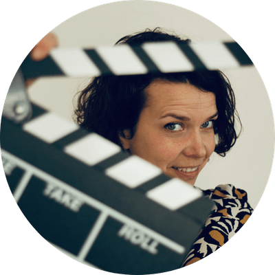 Marion avec un clap de cinéma