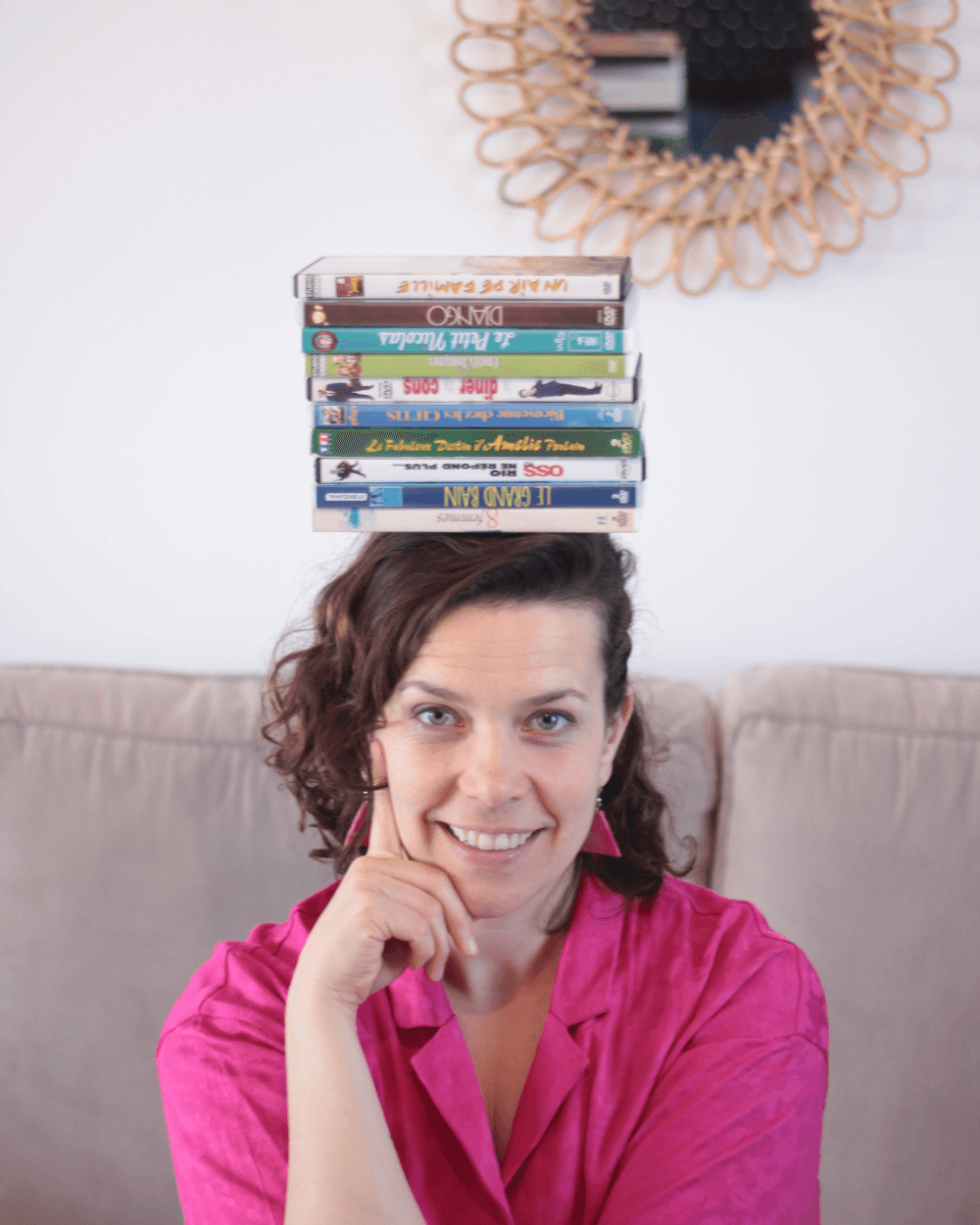 Marion, une pile de DVD de films français en équilibre sur la tête