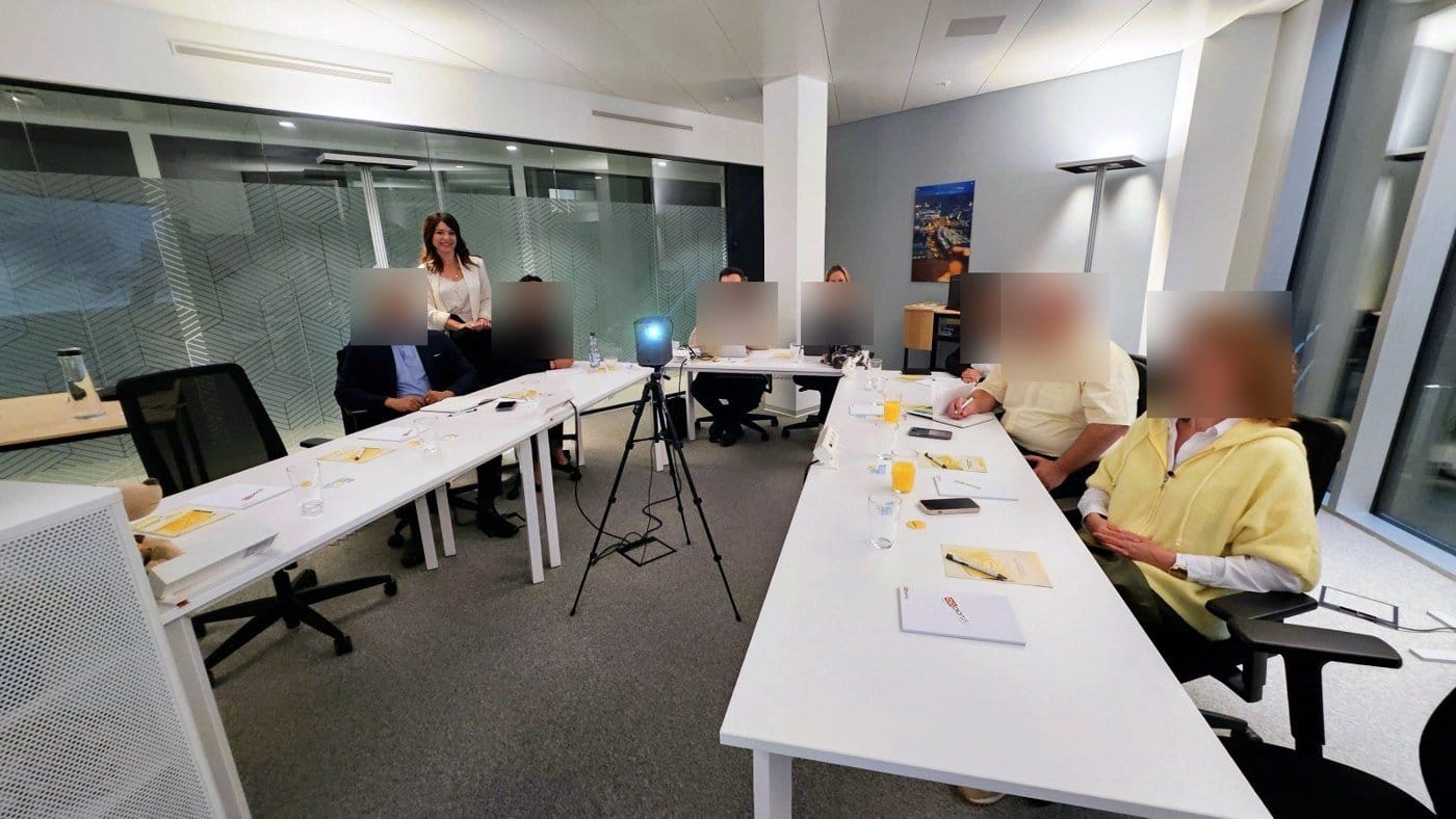 Séance de consulting en présentiel, salle de réunion