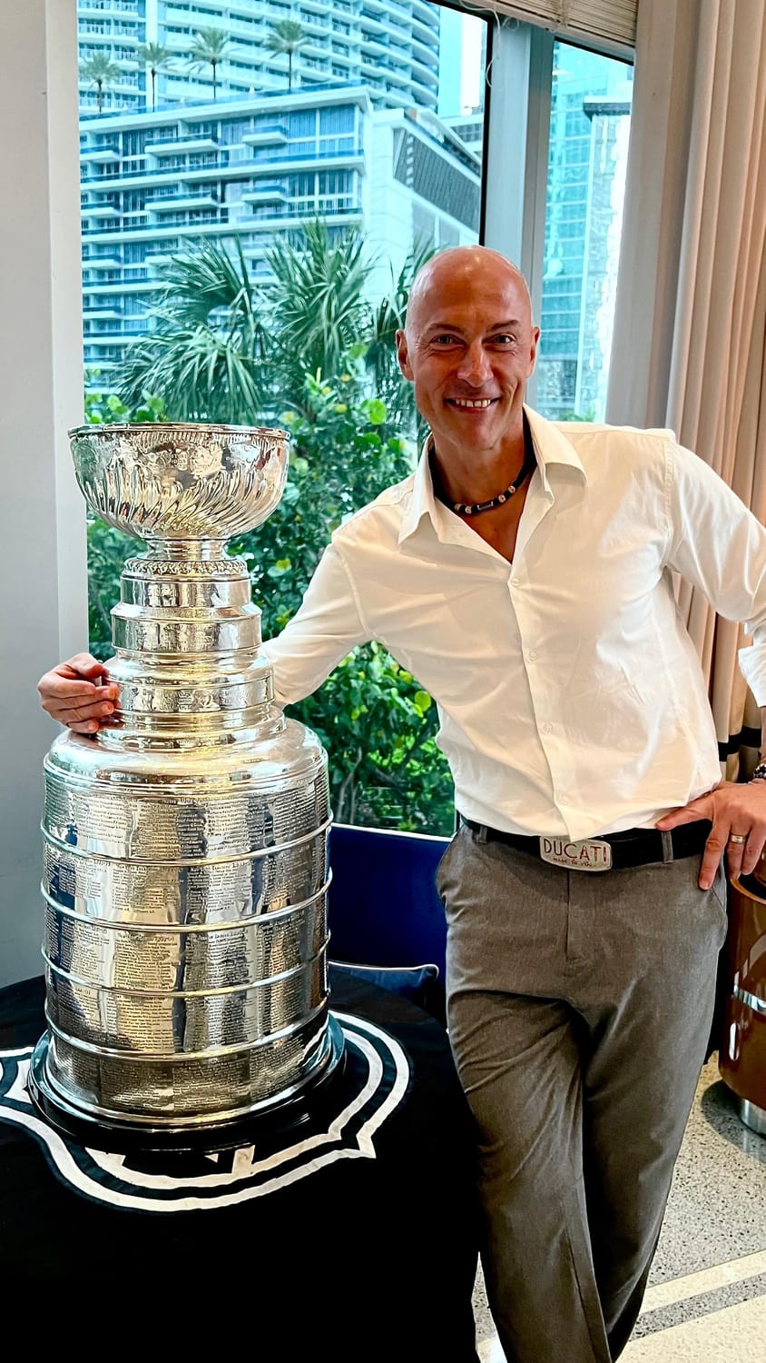 Martin Pfeifenberger con el Stanley Cup