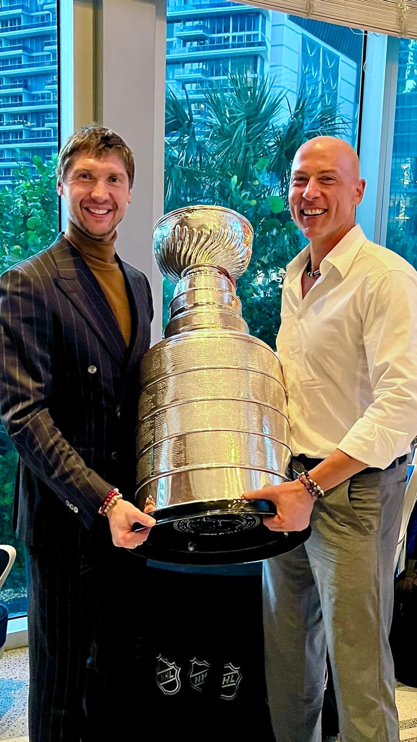 Martin Pfeifenberger y Sergey Bobrovsky con el Stanley Cup