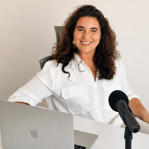Persona creando y grabando un podcast online
