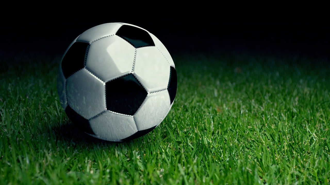 photo ballon sur un terrain de foot