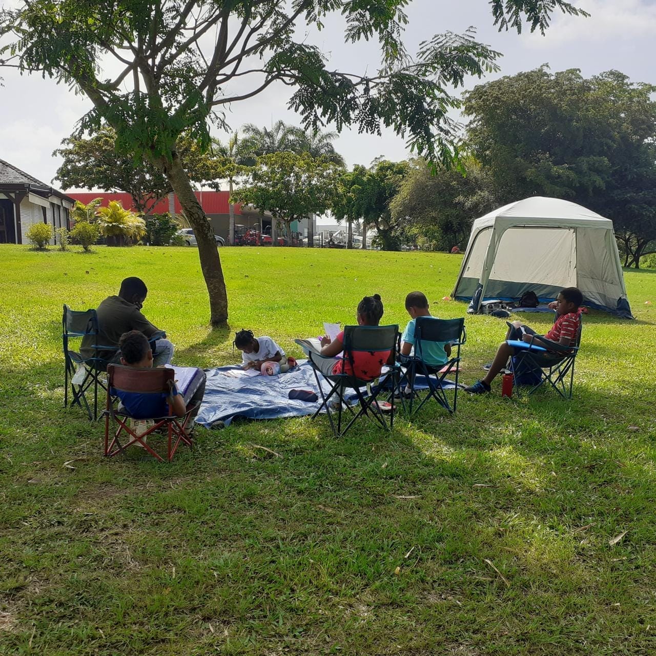 enfants souriants, enfants apprenants l'anglais, enfants jouant dans un jardin