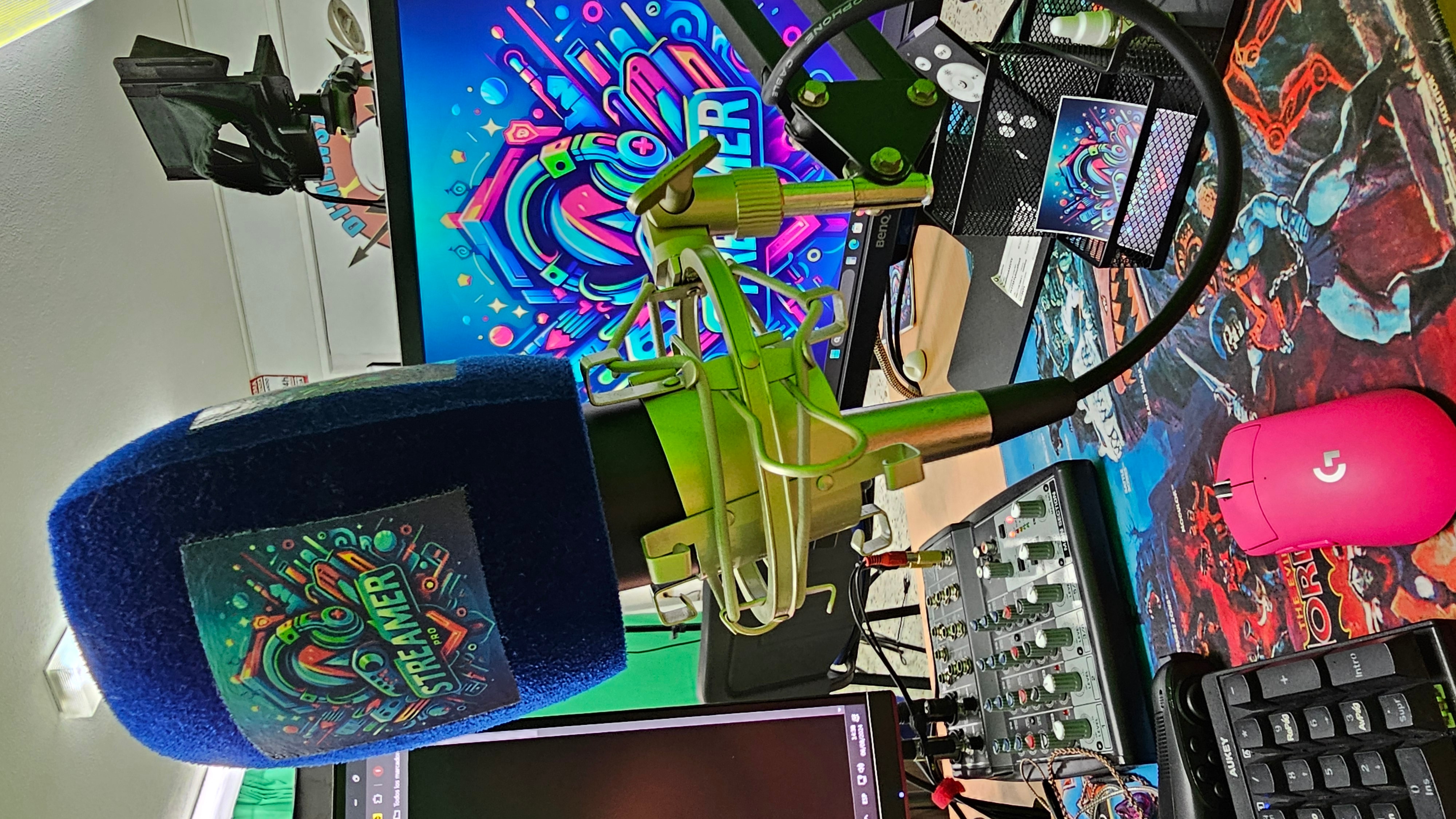 🚀 Estudio de grabación en Santander para creadores, marcas personales y negocios digitales ¿Quieres grabar vídeos, Reels, podcasts o sesiones de venta con calidad profesional?  🎯 En Streamer Pro, te damos acceso a un estudio completo ubicado en el barrio Castilla-Hermida (Santander), pensado para creadores y emprendedores que quieren diferenciarse en redes y vender con estrategia.  🎥 Qué incluye el estudio:  Fondo croma verde para grabaciones dinámicas y fondos personalizados  Micrófonos de calidad pro para voz clara y nítida  Pantallas y set preparado para grabar con móvil o cámara  Acompañamiento opcional para guiones, grabación y estructura de contenido  ✅ Ideal para:  Emprendedores que quieren contenido potente para Instagram o TikTok  Marcas personales que buscan elevar su branding visual  Mentores, coaches y creadores que necesitan un espacio funcional, sin depender de terceros  👉 Reserva tu sesión y convierte tu contenido en una herramienta de venta real. 📩 [Enlace o llamada a la acción para reservar]