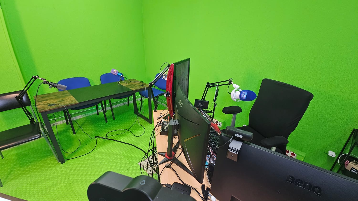 🚀 Estudio de grabación en Santander para creadores, marcas personales y negocios digitales ¿Quieres grabar vídeos, Reels, podcasts o sesiones de venta con calidad profesional?  🎯 En Streamer Pro, te damos acceso a un estudio completo ubicado en el barrio Castilla-Hermida (Santander), pensado para creadores y emprendedores que quieren diferenciarse en redes y vender con estrategia.  🎥 Qué incluye el estudio:  Fondo croma verde para grabaciones dinámicas y fondos personalizados  Micrófonos de calidad pro para voz clara y nítida  Pantallas y set preparado para grabar con móvil o cámara  Acompañamiento opcional para guiones, grabación y estructura de contenido  ✅ Ideal para:  Emprendedores que quieren contenido potente para Instagram o TikTok  Marcas personales que buscan elevar su branding visual  Mentores, coaches y creadores que necesitan un espacio funcional, sin depender de terceros  👉 Reserva tu sesión y convierte tu contenido en una herramienta de venta real. 📩 [Enlace o llamada a la acción para reservar]