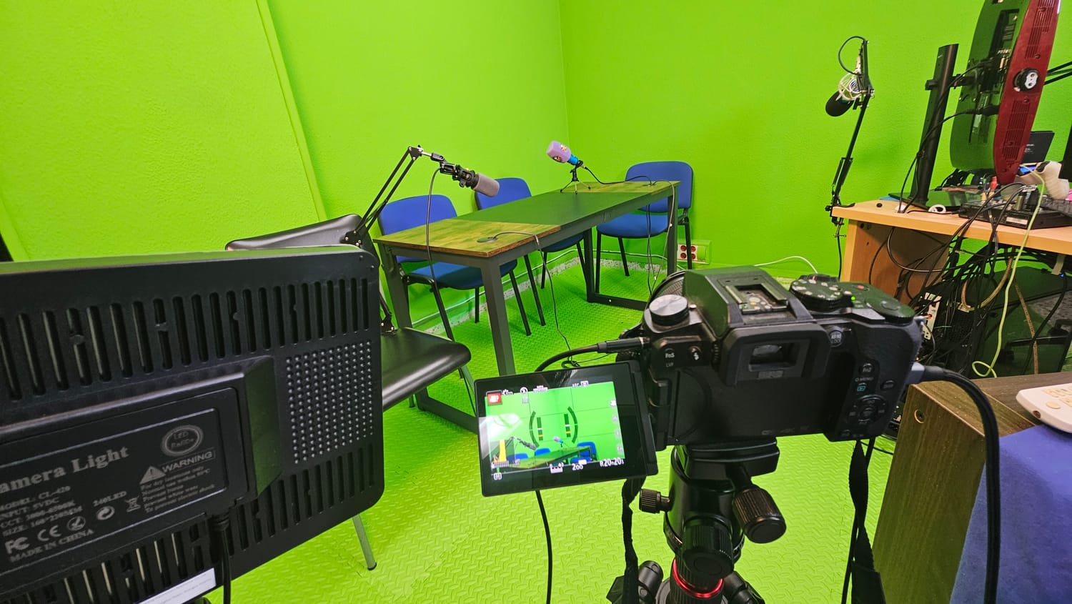 🚀 Estudio de grabación en Santander para creadores, marcas personales y negocios digitales ¿Quieres grabar vídeos, Reels, podcasts o sesiones de venta con calidad profesional? 🎯 En Streamer Pro, te damos acceso a un estudio completo ubicado en el barrio Castilla-Hermida (Santander), pensado para creadores y emprendedores que quieren diferenciarse en redes y vender con estrategia. 🎥 Qué incluye el estudio: Fondo croma verde para grabaciones dinámicas y fondos personalizados Micrófonos de calidad pro para voz clara y nítida Pantallas y set preparado para grabar con móvil o cámara Acompañamiento opcional para guiones, grabación y estructura de contenido ✅ Ideal para: Emprendedores que quieren contenido potente para Instagram o TikTok Marcas personales que buscan elevar su branding visual Mentores, coaches y creadores que necesitan un espacio funcional, sin depender de terceros 👉 Reserva tu sesión y convierte tu contenido en una herramienta de venta real. 📩