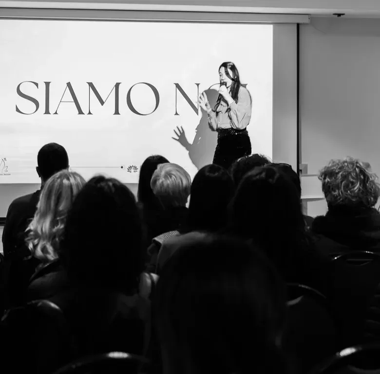 Elisa Soul Medium parla al pubblico durante l’evento dal vivo di Roma