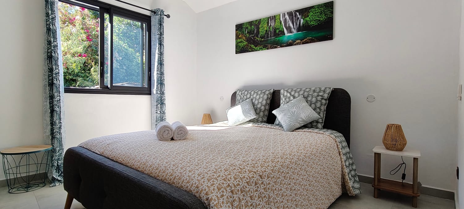 Chambre avec literie type hôtellerie