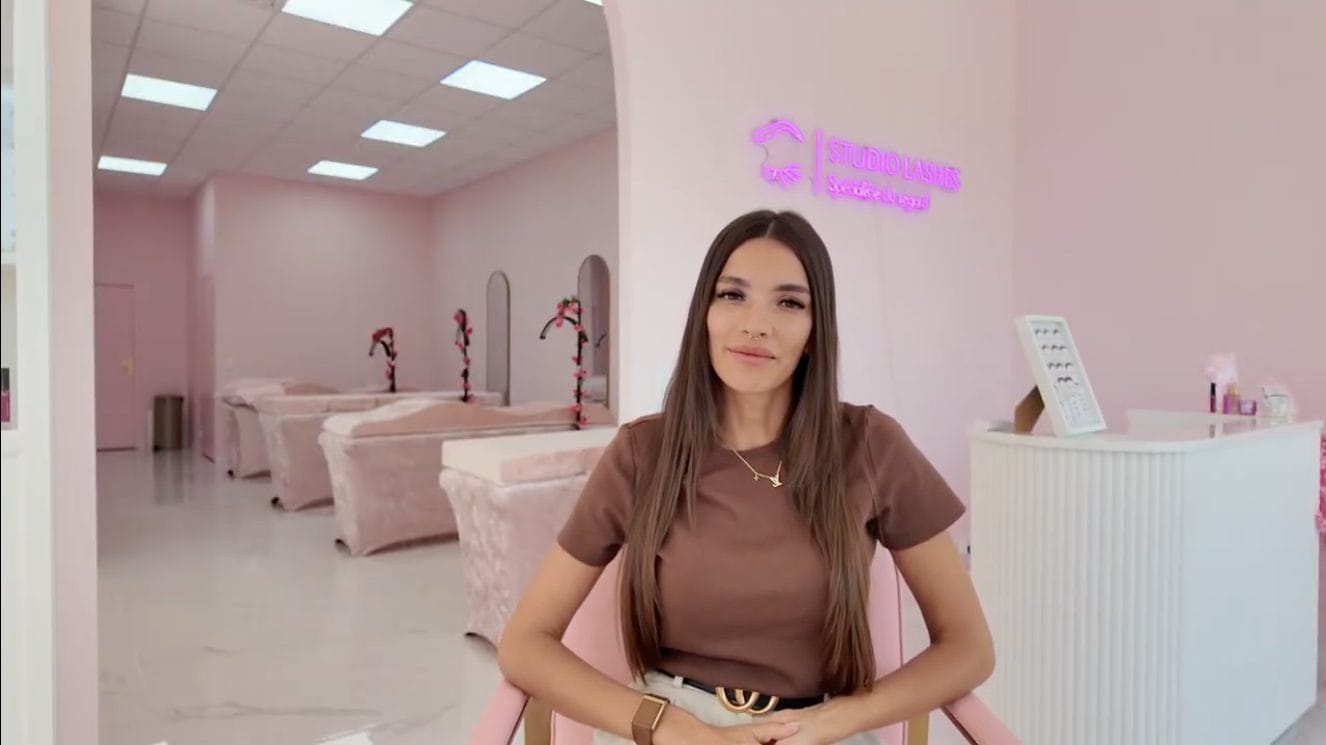 Joanna dans son institut Studio Lashes