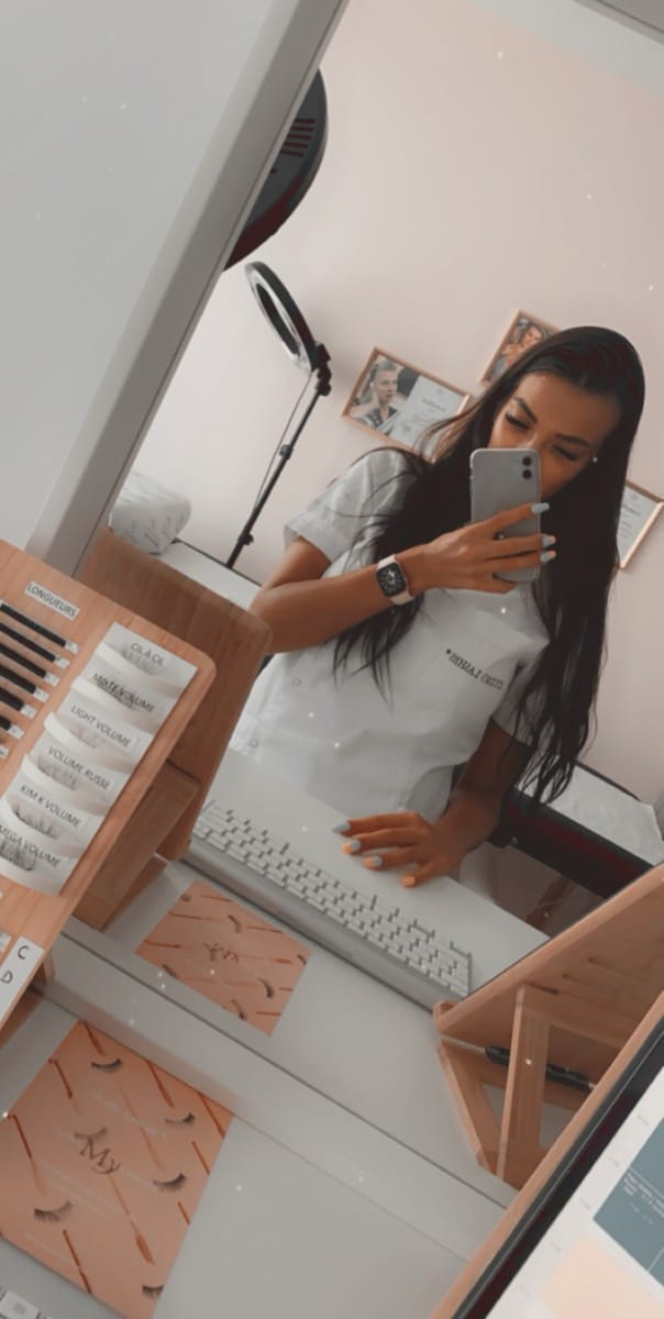 Joanna en blouse blanche à son poste de travail, en 2019