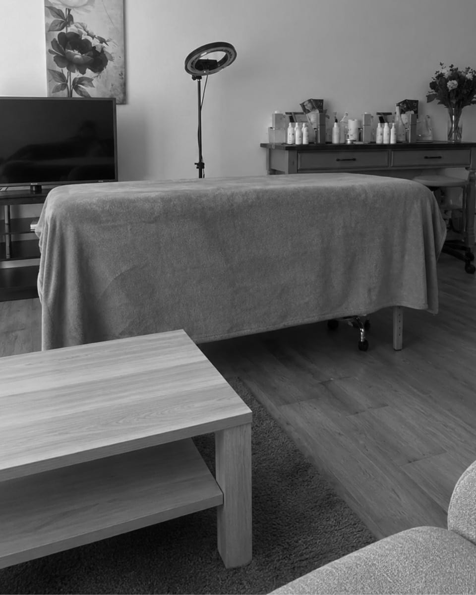 Le lit de pose installé au milieu du séjour, en 2019