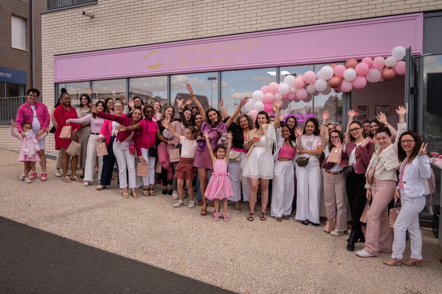 Grand groupe en rose devant le deuxième institut, le jour de l'inauguration